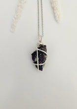 Load image into Gallery viewer, Peacock Ore Wrapped Necklace - Silver 21"